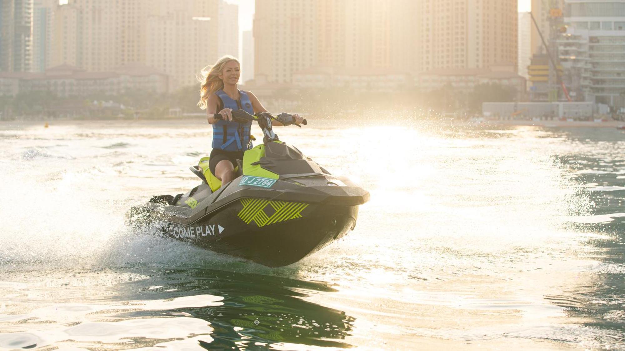 Five Luxe 호텔 두바이 외부 사진 A woman riding a personal watercraft