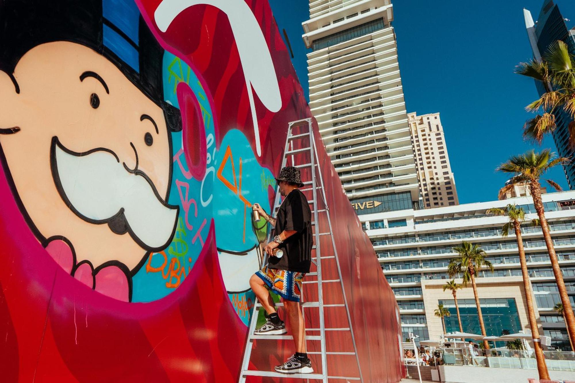 Five Luxe 호텔 두바이 외부 사진 Artist working on a mural at the MGM Grand