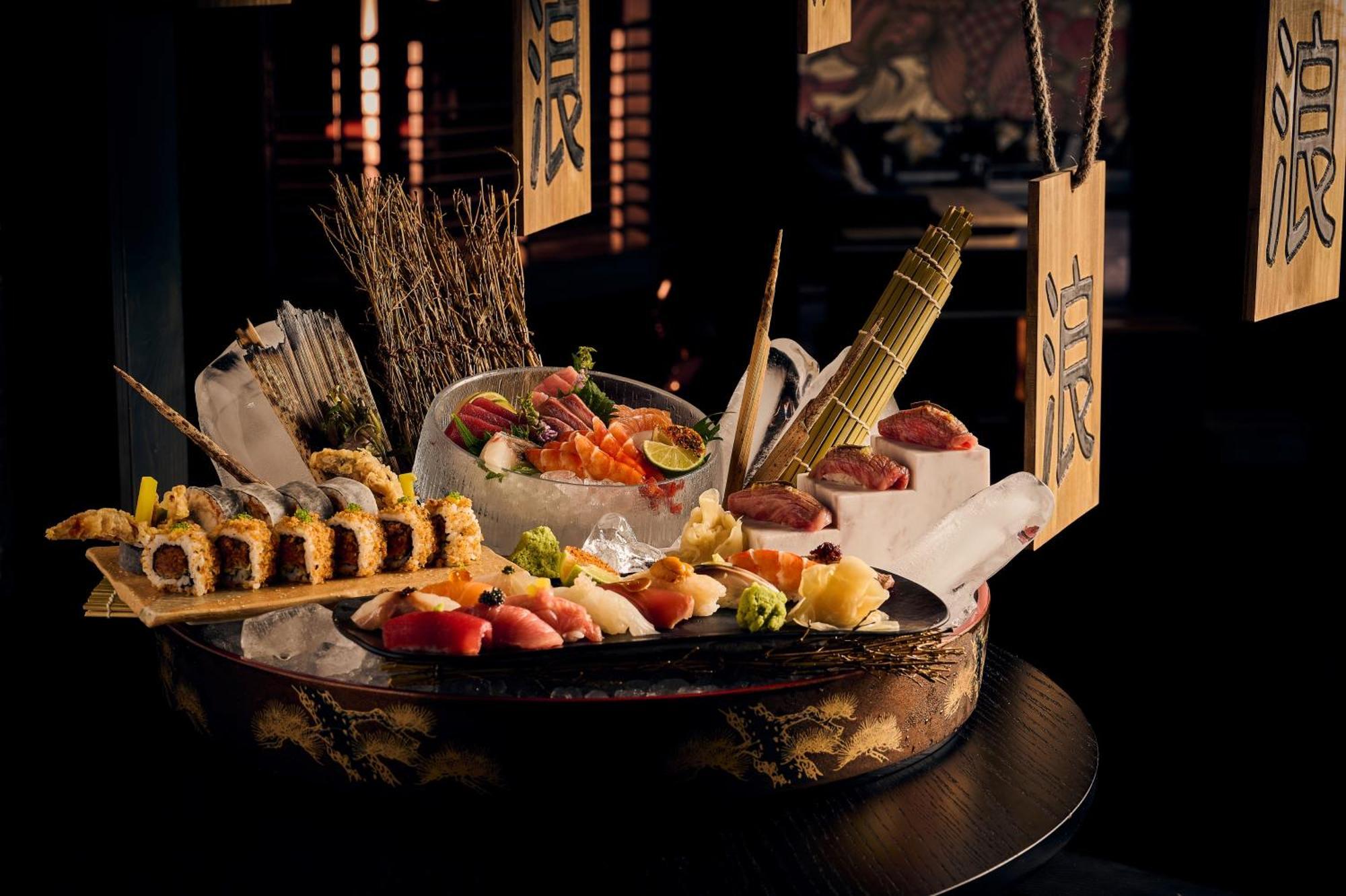 Five Luxe 호텔 두바이 외부 사진 A sashimi platter