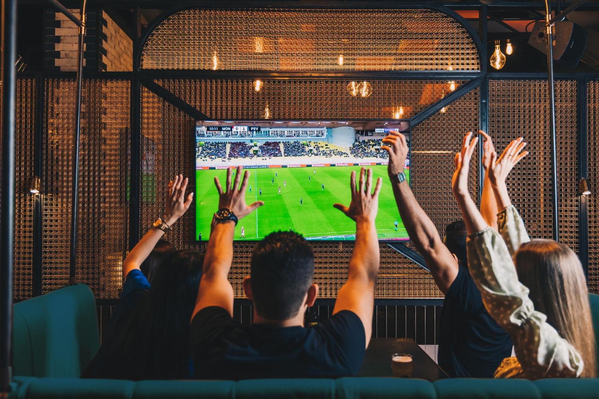 Five Luxe 호텔 두바이 외부 사진 Watching a game on television