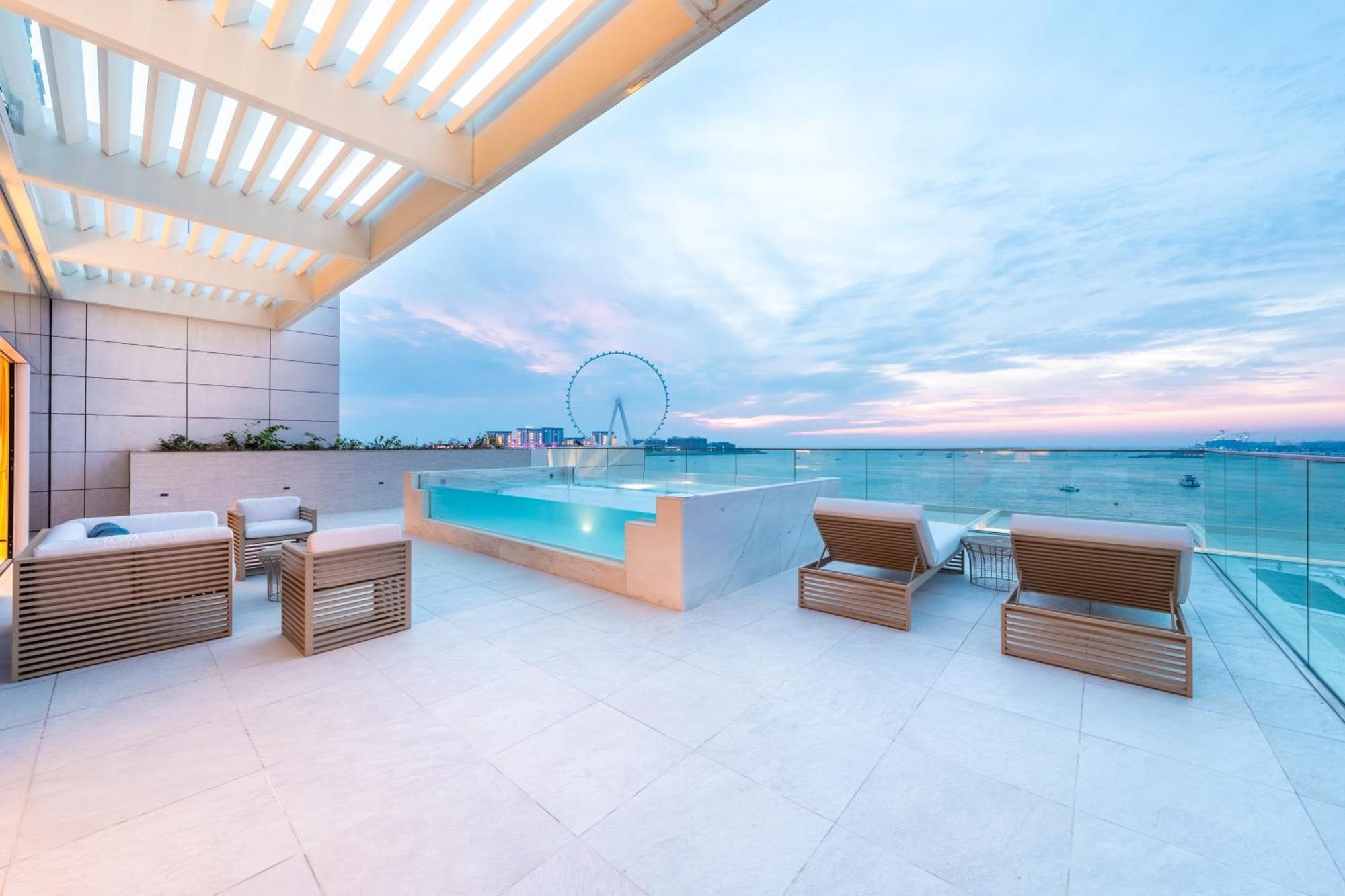 Five Luxe 호텔 두바이 외부 사진 The rooftop pool at the hotel