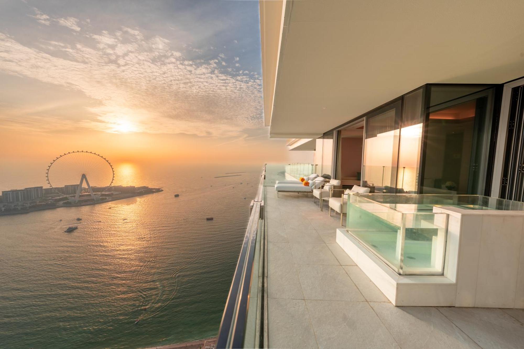 Five Luxe 호텔 두바이 외부 사진 View of the Dubai Marina from the balcony of a Jumeirah at the Beach apartment