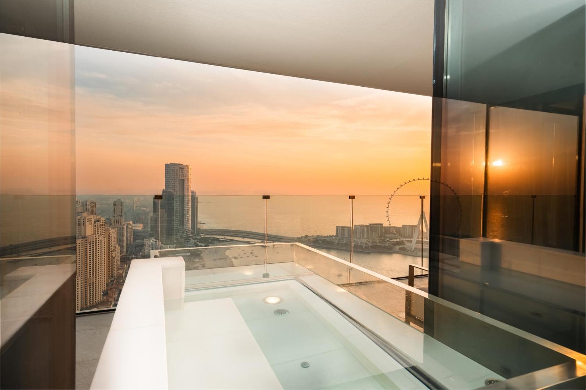 Five Luxe 호텔 두바이 외부 사진 The view from the bathroom of a suite at the Marina Bay Sands