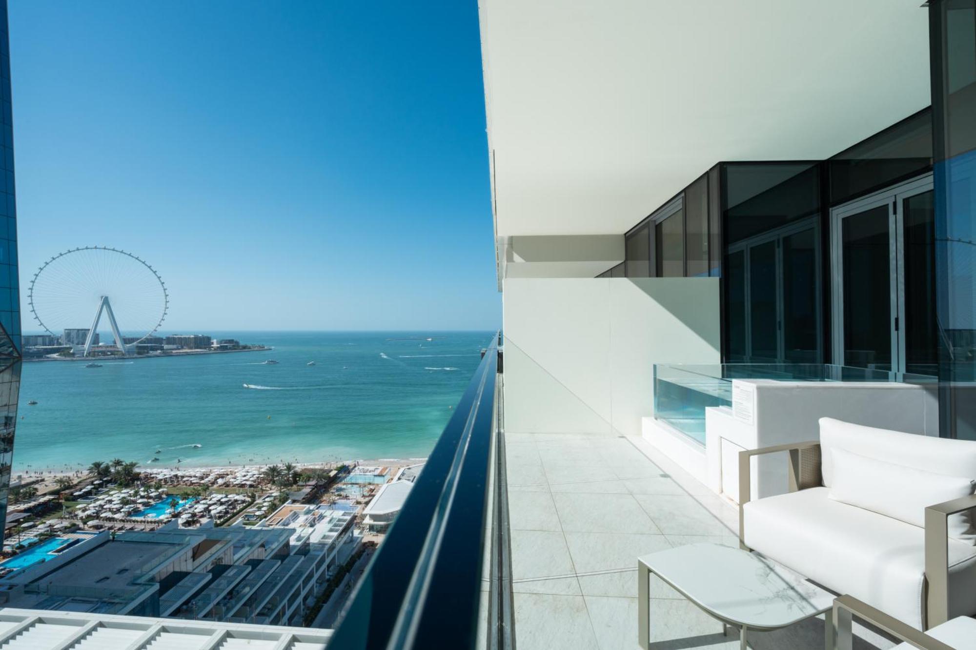 Five Luxe 호텔 두바이 외부 사진 View of the Palm Jumeirah from the balcony of a 2BR